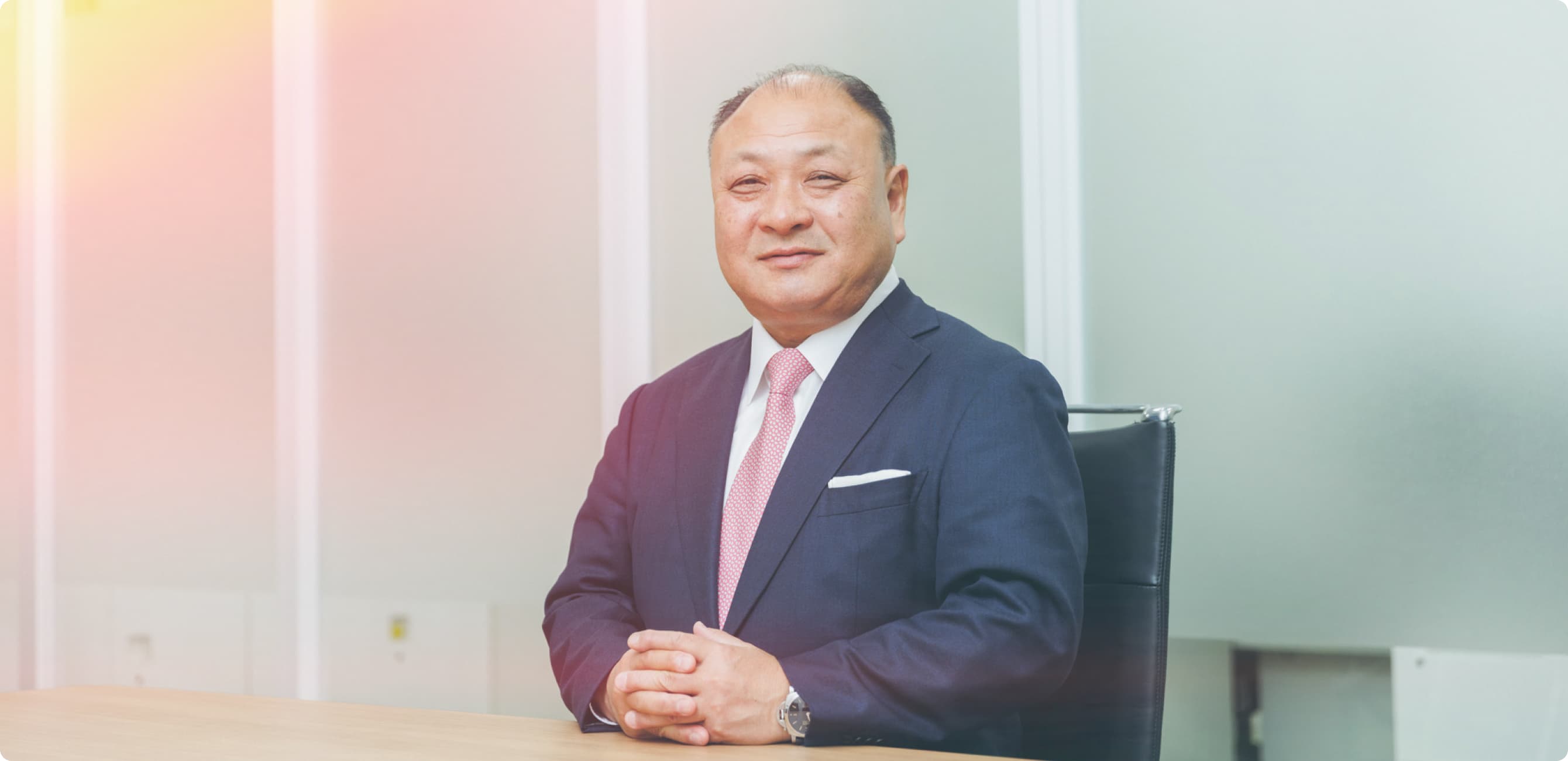 会議室で打ち合わせをする人々